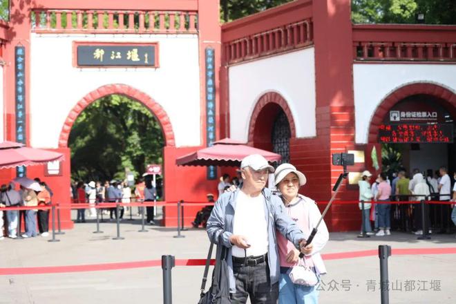城山都江堰太火爆NPC白娘子被求合影到宕机凯发k8国际娱乐首选顶流实锤！这个五一青(图8)
