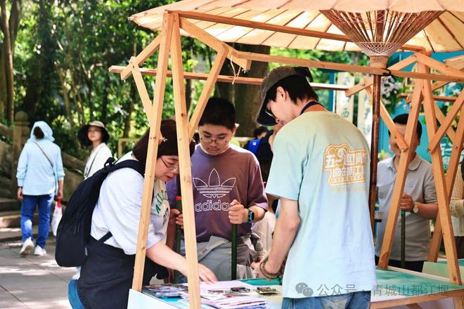 城山都江堰太火爆NPC白娘子被求合影到宕机凯发k8国际娱乐首选顶流实锤！这个五一青(图3)
