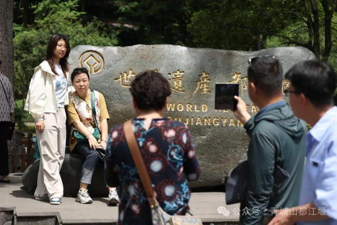 城山都江堰太火爆NPC白娘子被求合影到宕机凯发k8国际娱乐首选顶流实锤！这个五一青(图4)
