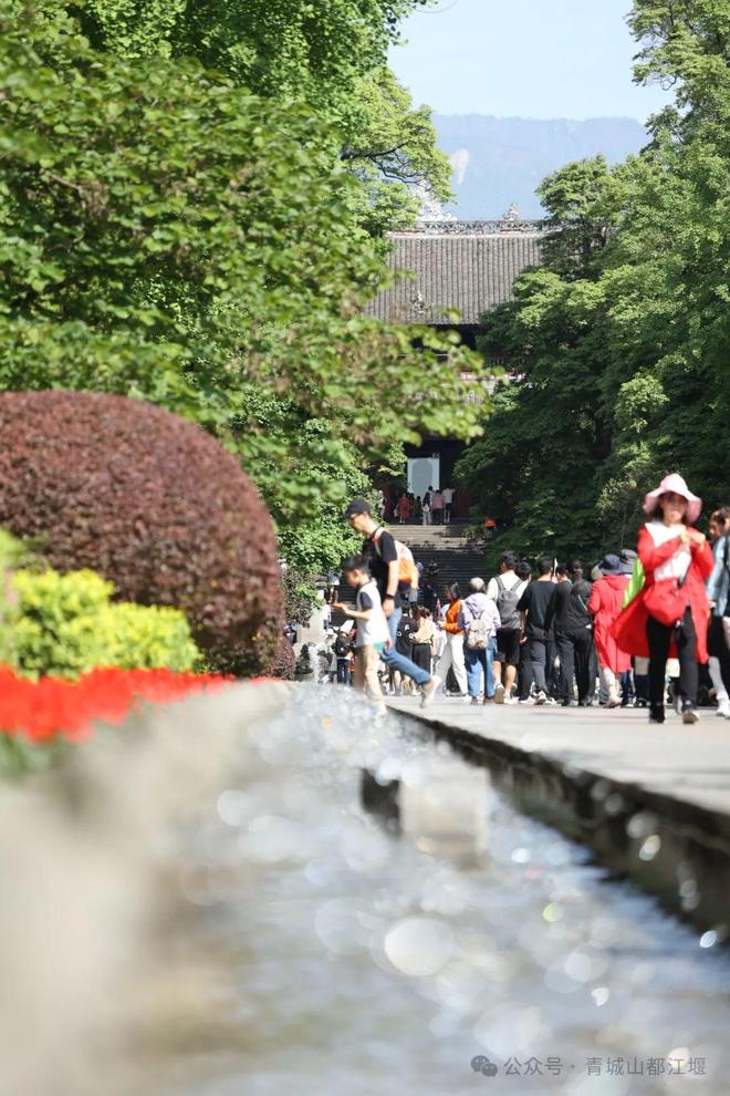 城山都江堰太火爆NPC白娘子被求合影到宕机凯发k8国际娱乐首选顶流实锤！这个五一青(图12)