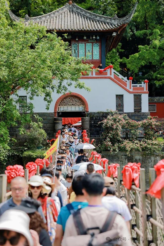 城山都江堰太火爆NPC白娘子被求合影到宕机凯发k8国际娱乐首选顶流实锤！这个五一青(图15)