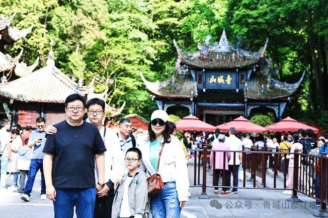 城山都江堰太火爆NPC白娘子被求合影到宕机凯发k8国际娱乐首选顶流实锤！这个五一青(图16)