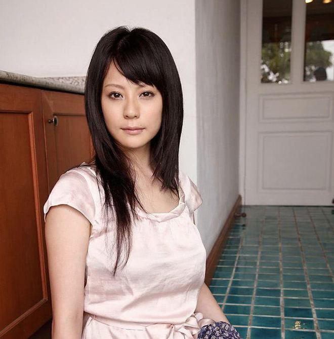 月光的半生沉浮从顶流女神到替夫还债的剧本凯发K8旗舰厅AG客服爱田奈奈：初代白(图2)