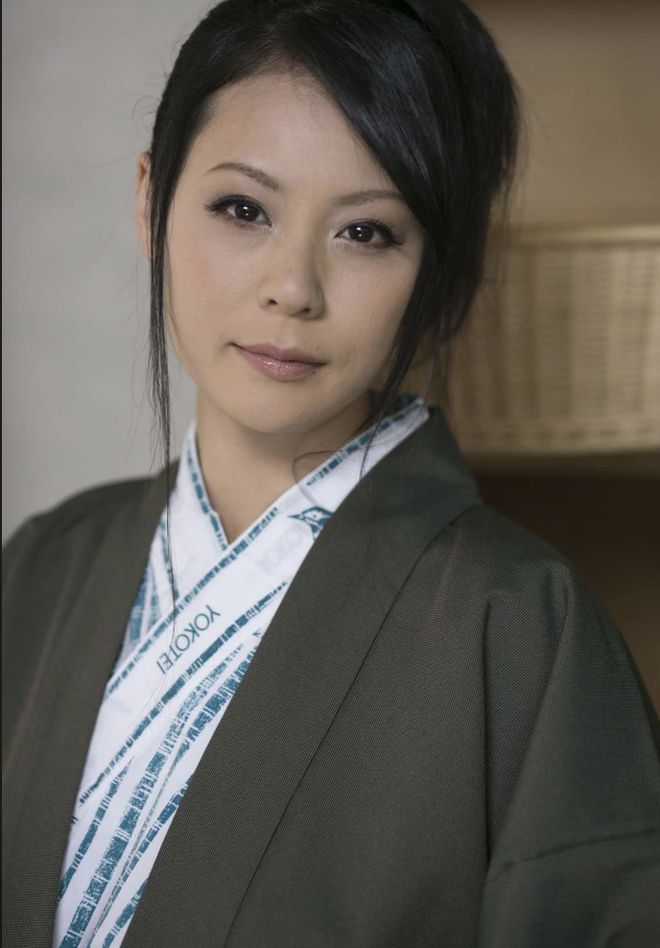 月光的半生沉浮从顶流女神到替夫还债的剧本凯发K8旗舰厅AG客服爱田奈奈：初代白(图5)